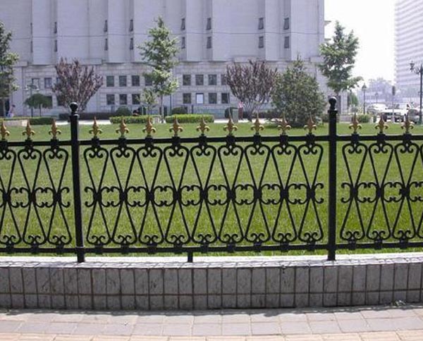 十堰鐵藝護(hù)欄有哪些優(yōu)缺點以及維護(hù)方式呢？